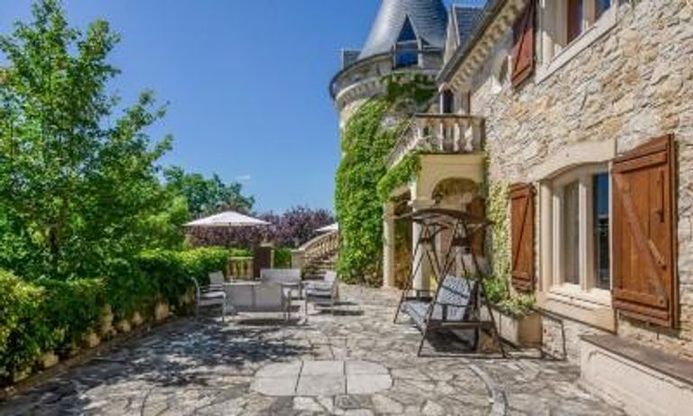 chateau courtyard