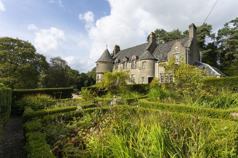 Loch Lomond Manor in Scotland garden